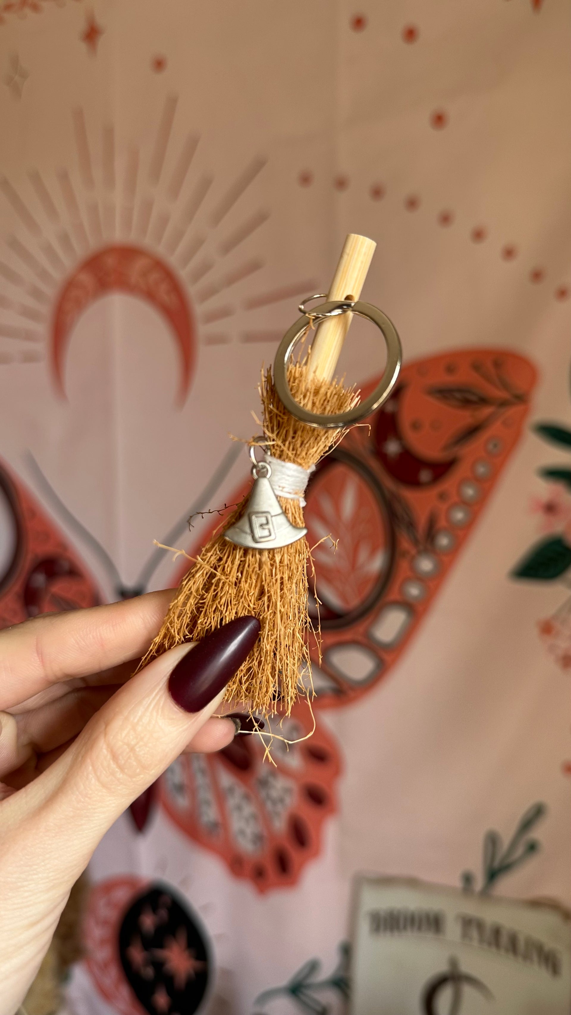 Portachiavi a forma di scopa