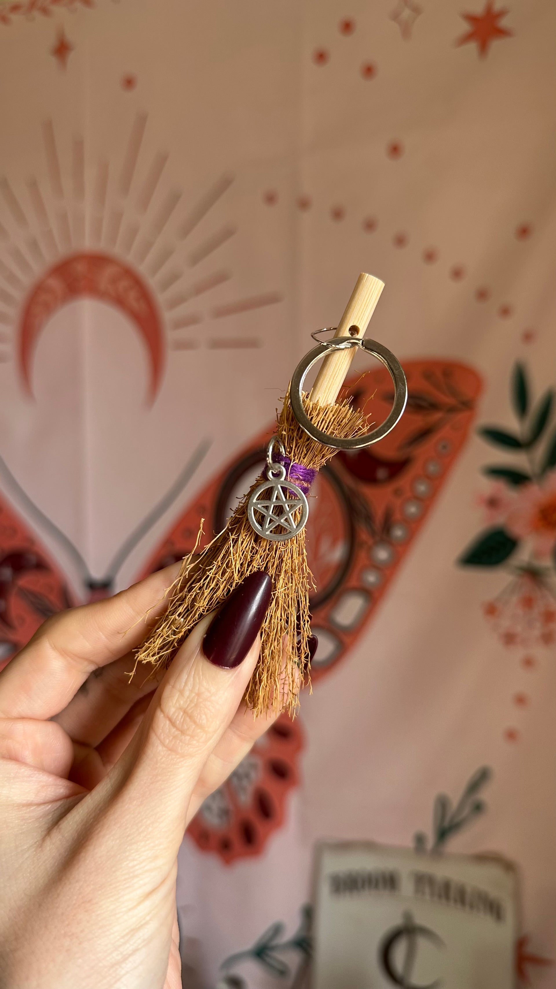 Portachiavi a forma di scopa