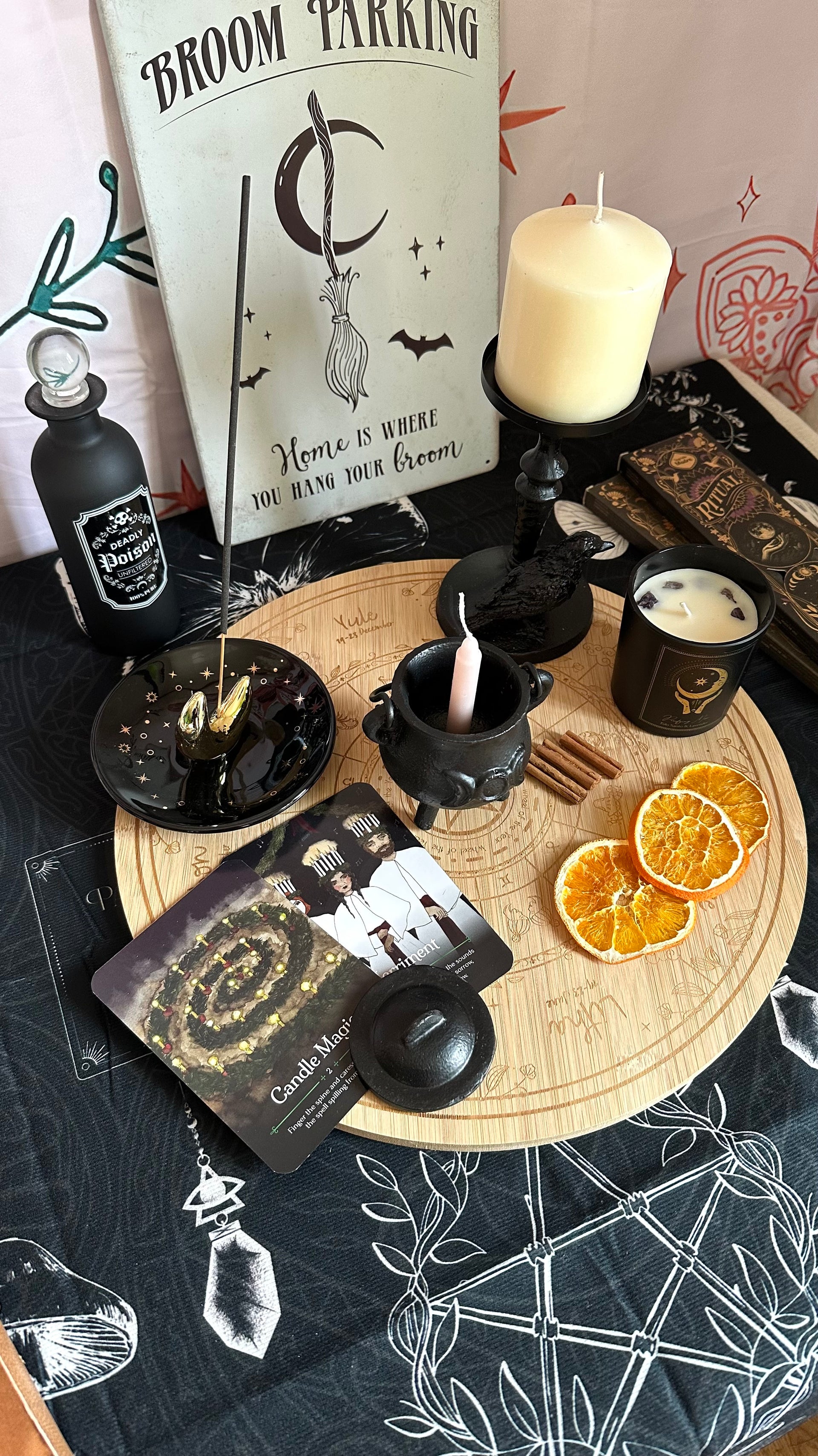 Tavoletta in legno con i Sabbat