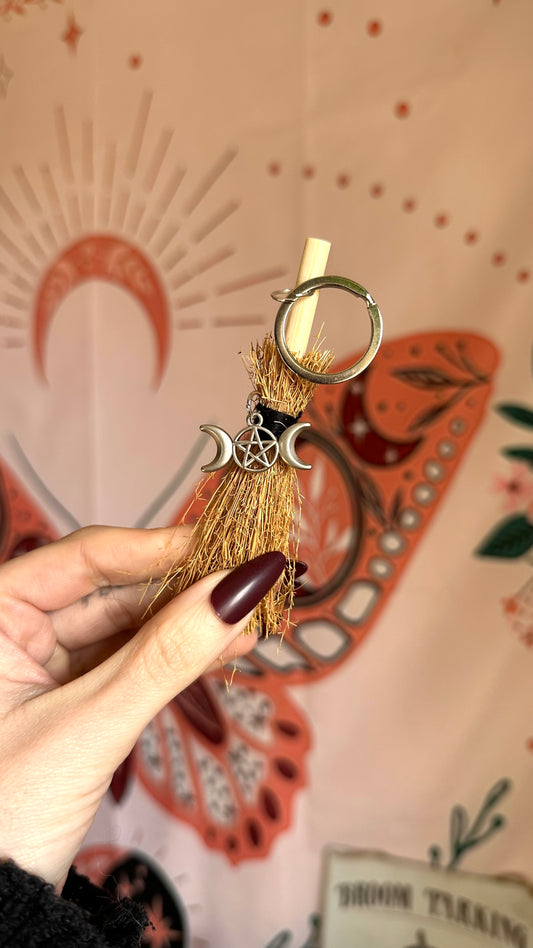 Portachiavi a forma di scopa